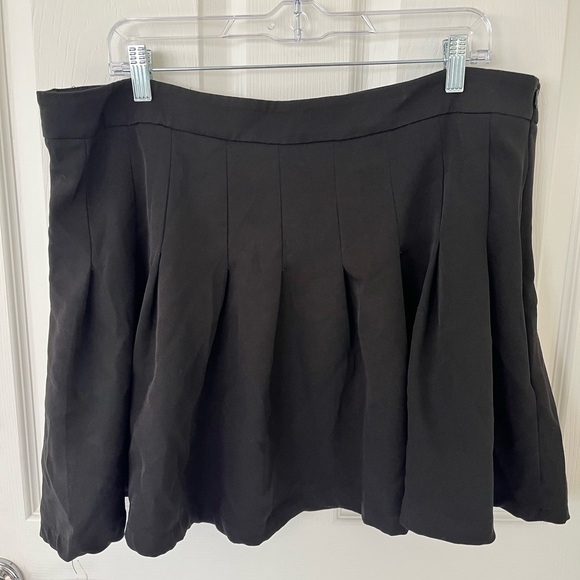 SHEIN Black Circle Skater Mini Skirt - Picture 2 of 4